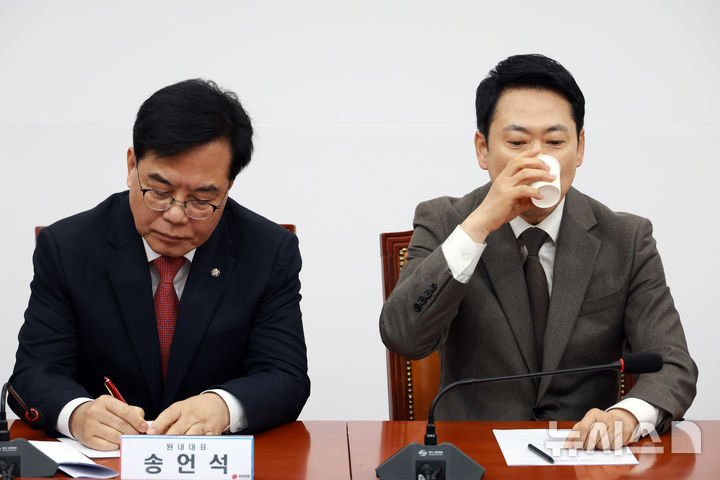 [서울=뉴시스] 고승민 기자 = 장동혁 국민의힘 대표가 12일 서울 여의도 국회에서 열린 최고위원회의에서 물을 마시고 있다. 2026.03.12. kkssmm99@newsis.com