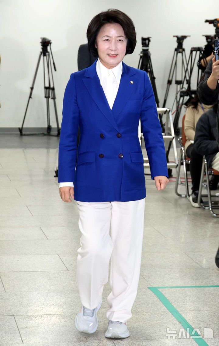 [서울=뉴시스] 조성봉 기자 = 추미애 더불어민주당 의원이 12일 오전 서울 여의도 국회 소통관에서 경기도지사 출마선언을 하기 위해 입장하고 있다. 2026.03.12. suncho21@newsis.com