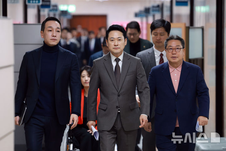 [서울=뉴시스] 고승민 기자 = 국민의힘 장동혁 대표 등 지도부가 12일 서울 여의도 국회에서 열린 최고위원회의에 참석하고 있다. 2026.03.12. kkssmm99@newsis.com