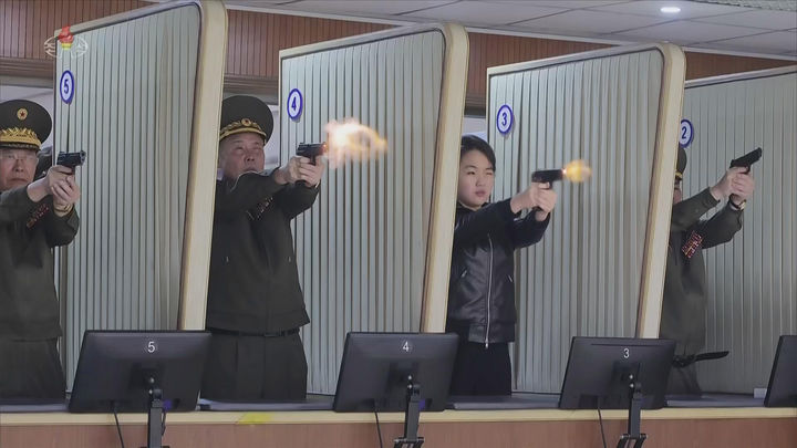 [서울=뉴시스] 북한 조선중앙TV는 김정은 국무위원장이 딸 주애와 함께 지난 11일 제2경제위원회 산하 중요군수공장을 찾아 신형 권총을 사격하고 현지 지도를 했다고 12일 보도했다. (사진=조선중앙TV 캡처) 2026.03.12. photo@newsis.com *재판매 및 DB 금지