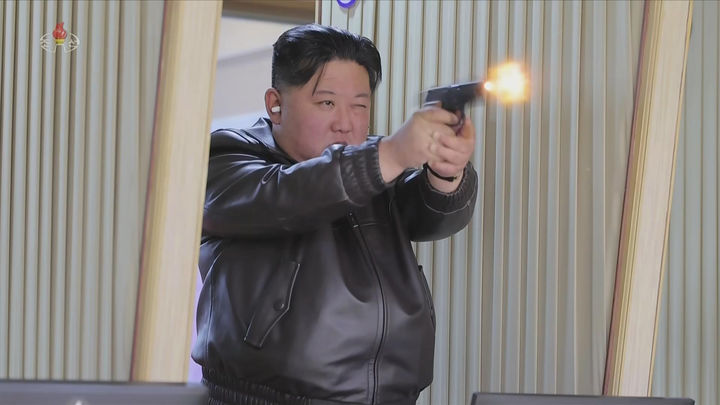 [서울=뉴시스] 북한 조선중앙TV는 김정은 국무위원장이 딸 주애와 함께 지난 11일 제2경제위원회 산하 중요군수공장을 찾아 신형 권총을 사격하고 현지 지도를 했다고 12일 보도했다. (사진=조선중앙TV 캡처) 2026.03.12. photo@newsis.com *재판매 및 DB 금지