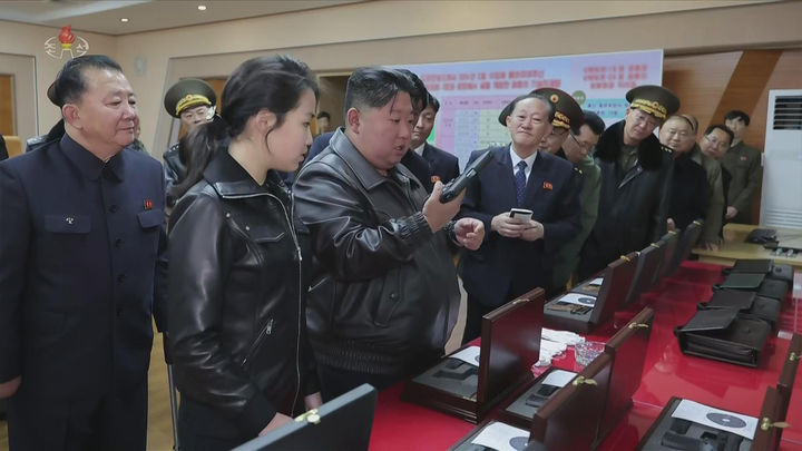 [서울=뉴시스] 북한 조선중앙TV는 김정은 국무위원장이 딸 주애와 함께 지난 11일 제2경제위원회 산하 중요군수공장을 찾아 신형 권총을 사격하고 현지 지도를 했다고 12일 보도했다. (사진=조선중앙TV 캡처) 2026.03.12. photo@newsis.com *재판매 및 DB 금지