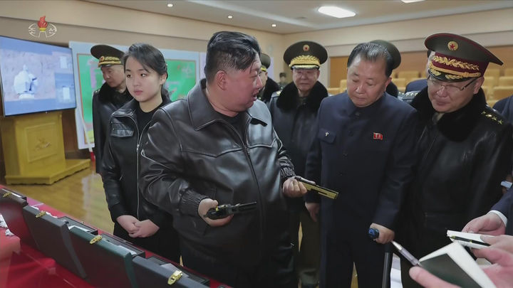 [서울=뉴시스] 북한 조선중앙TV는 김정은 국무위원장이 딸 주애와 함께 지난 11일 제2경제위원회 산하 중요군수공장을 찾아 신형 권총을 사격하고 현지 지도를 했다고 12일 보도했다. (사진=조선중앙TV 캡처) 2026.03.12. photo@newsis.com *재판매 및 DB 금지