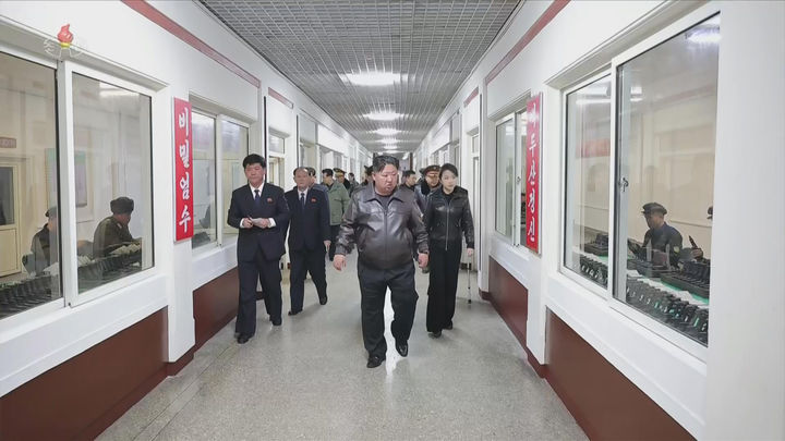 [서울=뉴시스] 북한 조선중앙TV는 김정은 국무위원장이 딸 주애와 함께 지난 11일 제2경제위원회 산하 중요군수공장을 찾아 신형 권총을 사격하고 현지 지도를 했다고 12일 보도했다. (사진=조선중앙TV 캡처) 2026.03.12. photo@newsis.com *재판매 및 DB 금지
