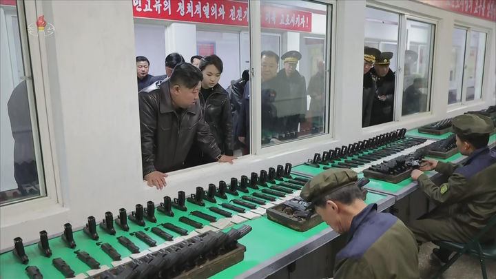 [서울=뉴시스] 북한 조선중앙TV는 김정은 국무위원장이 딸 주애와 함께 지난 11일 제2경제위원회 산하 중요군수공장을 찾아 신형 권총을 사격하고 현지 지도를 했다고 12일 보도했다. (사진=조선중앙TV 캡처) 2026.03.12. photo@newsis.com *재판매 및 DB 금지