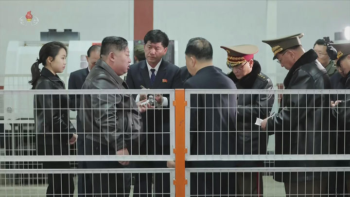 [서울=뉴시스] 북한 조선중앙TV는 김정은 국무위원장이 딸 주애와 함께 지난 11일 제2경제위원회 산하 중요군수공장을 찾아 신형 권총을 사격하고 현지 지도를 했다고 12일 보도했다. (사진=조선중앙TV 캡처) 2026.03.12. photo@newsis.com *재판매 및 DB 금지