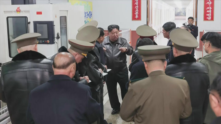 [서울=뉴시스] 북한 조선중앙TV는 김정은 국무위원장이 딸 주애와 함께 지난 11일 제2경제위원회 산하 중요군수공장을 찾아 신형 권총을 사격하고 현지 지도를 했다고 12일 보도했다. (사진=조선중앙TV 캡처) 2026.03.12. photo@newsis.com *재판매 및 DB 금지