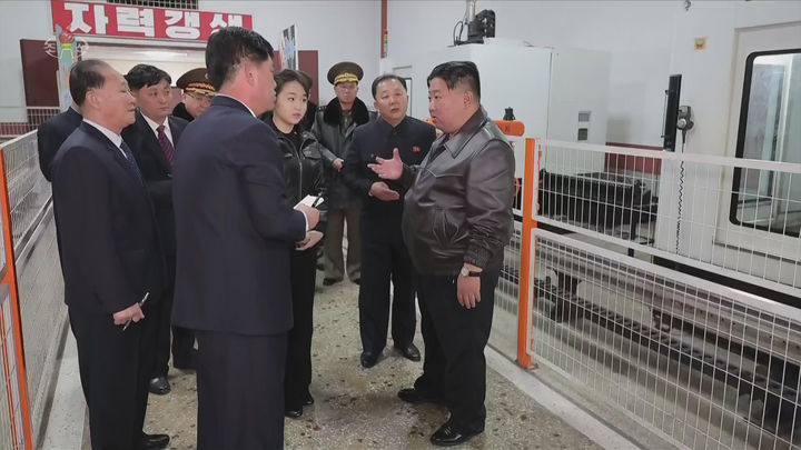[서울=뉴시스] 북한 조선중앙TV는 김정은 국무위원장이 딸 주애와 함께 지난 11일 제2경제위원회 산하 중요군수공장을 찾아 신형 권총을 사격하고 현지 지도를 했다고 12일 보도했다. (사진=조선중앙TV 캡처) 2026.03.12. photo@newsis.com *재판매 및 DB 금지