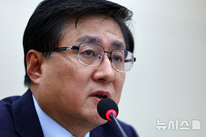 [서울=뉴시스] 김명년 기자 = 김성환 기후에너지환경부 장관이 12일 오전 서울 여의도 국회에서 열린 기후위기특별위원회 전체회의에서 발언하고 있다. 2026.03.12. kmn@newsis.com