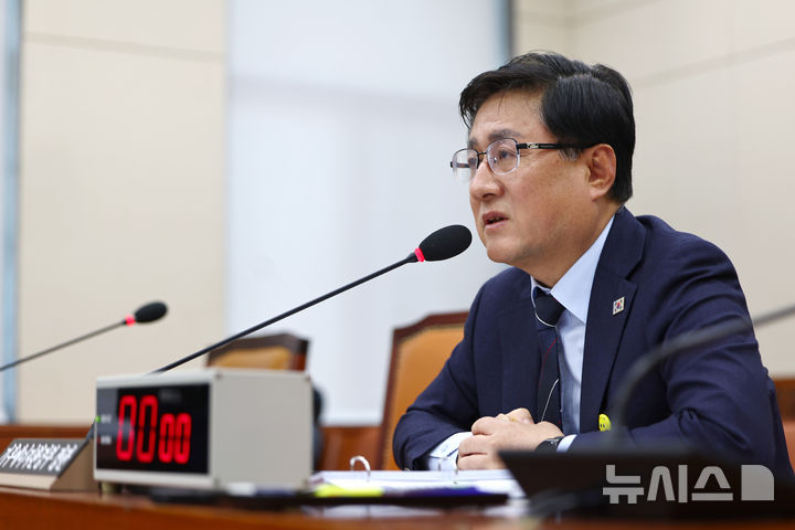 [서울=뉴시스] 김명년 기자 = 김성환 기후에너지환경부 장관이 12일 오전 서울 여의도 국회에서 열린 기후위기특별위원회 전체회의에서 발언하고 있다. 2026.03.12. kmn@newsis.com