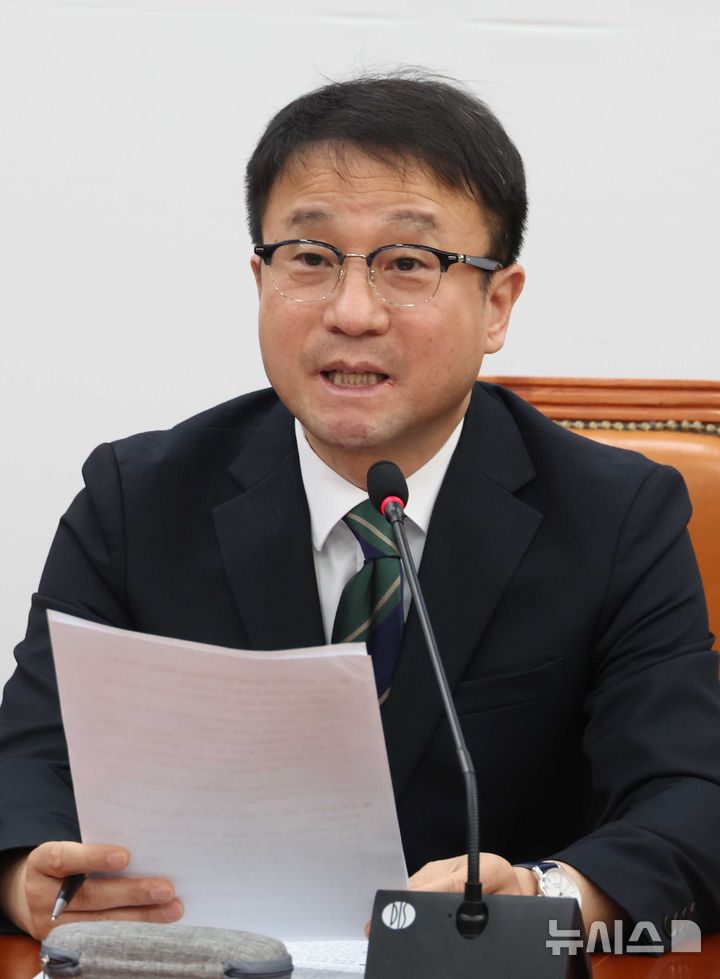 [서울=뉴시스] 조성봉 기자 = 한병도 더불어민주당 원내대표가 지난 12일 오전 서울 여의도 국회에서 열린 정책조정회의에서 발언을 하고 있다. 2026.03.12. suncho21@newsis.com