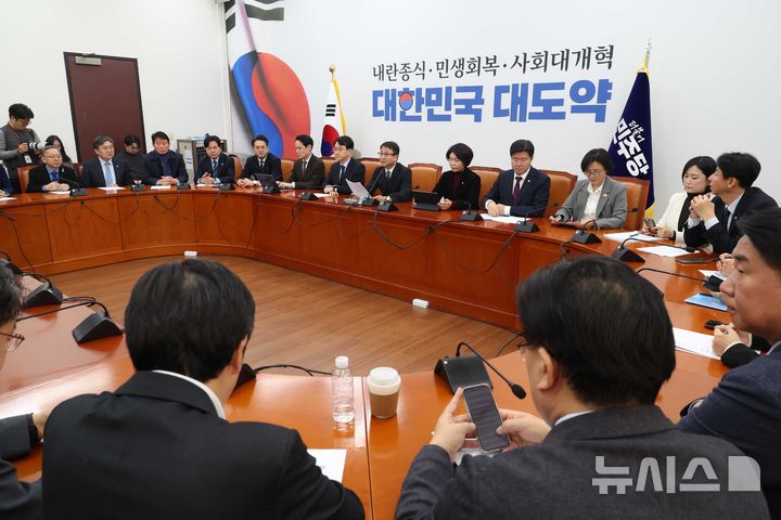 [서울=뉴시스] 조성봉 기자 = 한병도 더불어민주당 원내대표가 12일 오전 서울 여의도 국회에서 열린 정책조정회의에서 발언을 하고 있다. 2026.03.12. suncho21@newsis.com