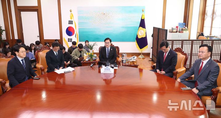 [서울=뉴시스] 조성봉 기자= 우원식 국회의장이 12일 서울 여의도 국회에서 열린 의장 주재 여야 원내대표 회동에서 발언을 하고 있다. 왼쪽부터 천준호 더불어민주당 원내운영수석부대표, 한병도 원내대표, 우 국회의장, 송언석 국민의힘 원내대표, 유상범 원내운영수석부대표. 2026.03.12. suncho21@newsis.com