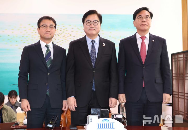 [서울=뉴시스] 조성봉 기자= 우원식 국회의장이 12일 서울 여의도 국회에서 열린 의장 주재 여야 원내대표 회동에서 기념촬영을 하고 있다. 왼쪽부터 한병도 더불어민주당 원내대표, 우 국회의장, 송언석 국민의힘 원내대표.2026.03.12. suncho21@newsis.com