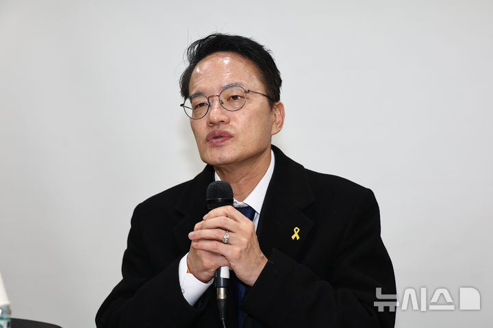 [서울=뉴시스] 김명년 기자 = 서울시장에 출마한 박주민 더불어민주당 의원이 12일 오전 서울 여의도 이룸센터에서 서울장애인부모연대 간담회를 하기 전 인사를 나누고 있다. 2026.03.12. kmn@newsis.com