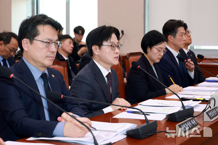 [서울=뉴시스] 고승민 기자 = 김정관 산업통상부 장관이 12일 서울 여의도 국회에서 열린 산업통상자원중소벤처기업위원회 전체회의에서 의원 질의에 답하고 있다. 2026.03.12. kkssmm99@newsis.com