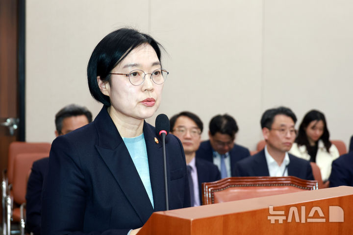 [서울=뉴시스] 고승민 기자 = 한성숙 중소벤처기업부 장관이 지난 12일 서울 여의도 국회에서 열린 산업통상자원중소벤처기업위원회 전체회의에서 법안 통과에 대한 인사말을 하고 있다. 2026.03.17. kkssmm99@newsis.com