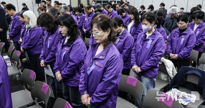 [서울=뉴시스] 박주성 기자 = 12일 오전 서울 중구 은행회관에서 열린 10·29 이태원참사 진상규명 청문회에서 유가족들이 희생자를 추모하는 묵념을 하고 있다. (공동취재) 2026.03.12. photo@newsis.com
