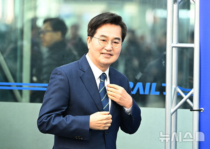 [안양=뉴시스] 김종택 기자 = 더불어민주당 경기도지사 경선에 나선 김동연 경기도지사가 12일 경기 안양시 안양역에서 출마 선언을 하기 위해 입장하고 있다. 2026.03.12. jtk@newsis.com