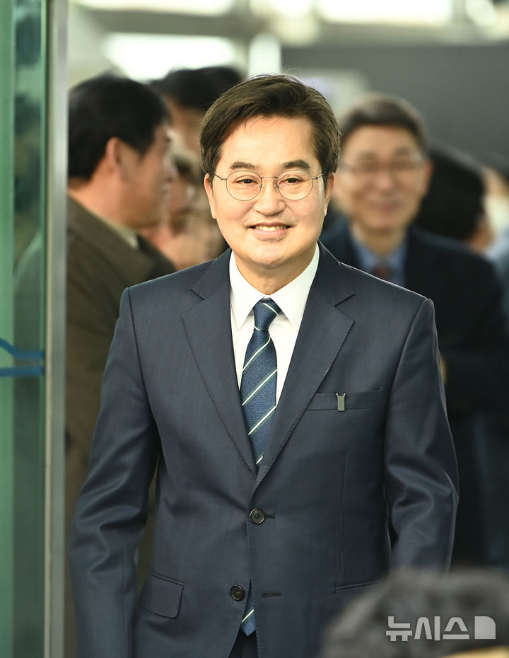 [안양=뉴시스] 김종택 기자 = 더불어민주당 경기도지사 경선에 나선 김동연 경기도지사가 12일 경기 안양시 안양역에서 출마 선언을 하기 위해 입장하고 있다. 2026.03.12. jtk@newsis.com
