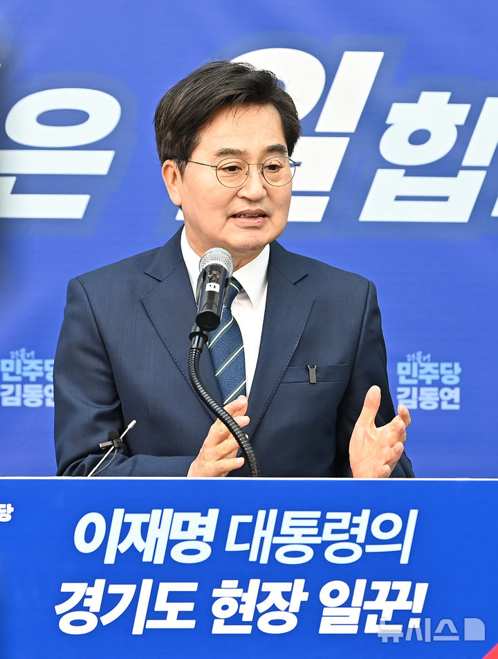 [안양=뉴시스] 김종택 기자 = 더불어민주당 경기도지사 경선에 나선 김동연 경기도지사가 12일 경기 안양시 안양역에서 출마 선언을 하고 있다. 2026.03.12. jtk@newsis.com