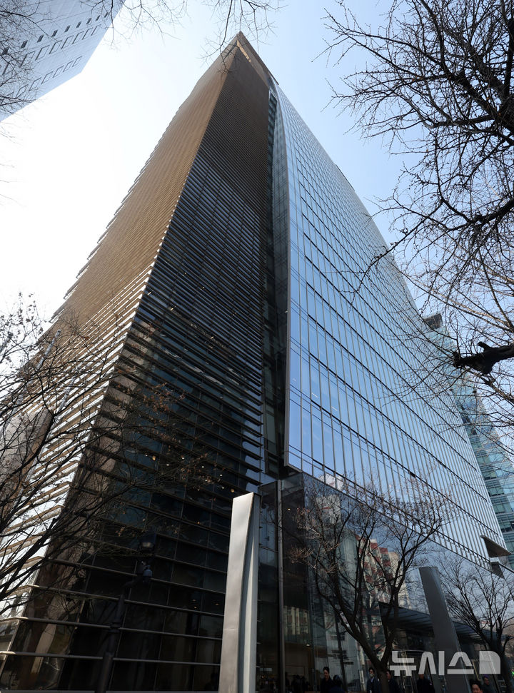 [서울=뉴시스] 배훈식 기자 = 이용자 297만명의 개인정보 유출 사고가 발생한 롯데카드에 대해 과징금 처분이 내려진 12일 오전 서울 종로구 롯데카드 본사가 입주한 오피스 빌딩 모습. 개인정보보호위원회는 지난 11일 전체회의를 열고 롯데카드에 대해 과징금 96억2000만원, 과태료 480만원 부과를 의결했다. 2026.03.12. dahora83@newsis.com