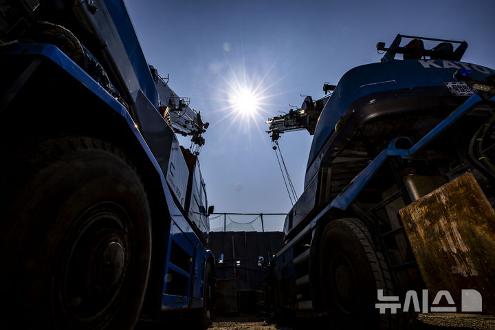 [구리=뉴시스] 정병혁 기자 = 중동 사태 영향으로 기름값이 치솟고 건설 불황이 겹치면서 중장비 업체들의 어려움이 커지고 있는 가운데 12일 경기 구리시의 한 기중기 주차장에 기중기들이 세워져있다. 2026.03.12. jhope@newsis.com