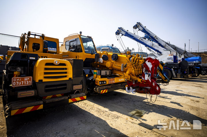 [구리=뉴시스] 정병혁 기자 = 중동 사태 영향으로 기름값이 치솟고 건설 불황이 겹치면서 중장비 업체들의 어려움이 커지고 있는 가운데 12일 경기 구리시의 한 기중기 주차장에 기중기들이 세워져있다. 2026.03.12. jhope@newsis.com
