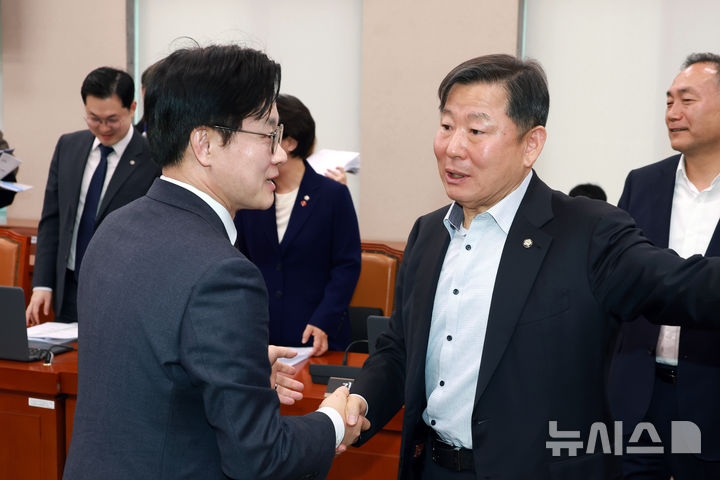 [서울=뉴시스] 고승민 기자 = 이철규 국회 산자중기위원장과 김정관 산업통상부 장관이 12일 서울 여의도 국회에서 열린 산업통상자원중소벤처기업위원회 전체회의에서 산회 후 인사하고 있다. 2026.03.12. kkssmm99@newsis.com