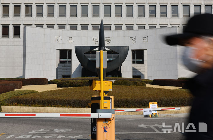 [서울=뉴시스] 최진석 기자 = '사법개혁 3법' 중 하나인 법왜곡죄가 시행된 가운데, 판·검사를 겨냥한 고소·고발이 남발될 것을 우려하는 목소리가 나온다. 처벌을 의식해 소극적으로 수사하게 될 것이란 전망과 함께 수사의 '키'를 어떤 기관이 쥐게 될지 불분명한 '개문발차' 상태라는 비판이 나온다. 사진은 대법원 2026.03.14. myjs@newsis.com