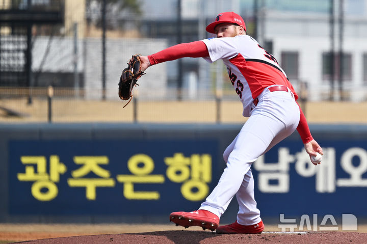 [광주=뉴시스] 이영주 기자 = 12일 오후 광주 북구 광주-기아챔피언스필드에서 열린 2026 KBO리그 시범경기 SSG랜더스 대 KIA타이거즈의 경기, 1회 초 KIA 선발 올러가 역투하고 있다. 2026.03.12. leeyj2578@newsis.com