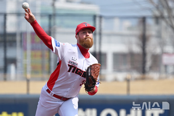 [광주=뉴시스] 이영주 기자 = 12일 오후 광주 북구 광주-기아챔피언스필드에서 열린 2026 KBO리그 시범경기 SSG랜더스 대 KIA타이거즈의 경기, 1회 초 KIA 선발 올러가 역투하고 있다. 2026.03.12. leeyj2578@newsis.com