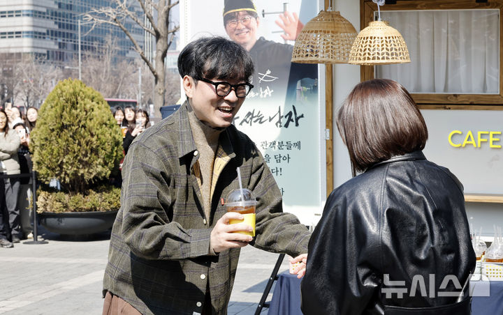 [서울=뉴시스] 김혜진 기자 = '천만 감독' 장항준 감독이 12일 오후 서울 중구 프레스센터 앞 광장에서 영화 '왕과 사는 남자' 흥행 감사 커피차 이벤트를 진행하고 있다.'왕과 사는 남자'는 개봉 36일째인 어제(11일) 관객수 1200만명을 넘어섰다. 이로써 '파묘'(1191만4869명)를 꺾고 역대 박스오피스 20위에 안착했다. 2026.03.12. jini@newsis.com
