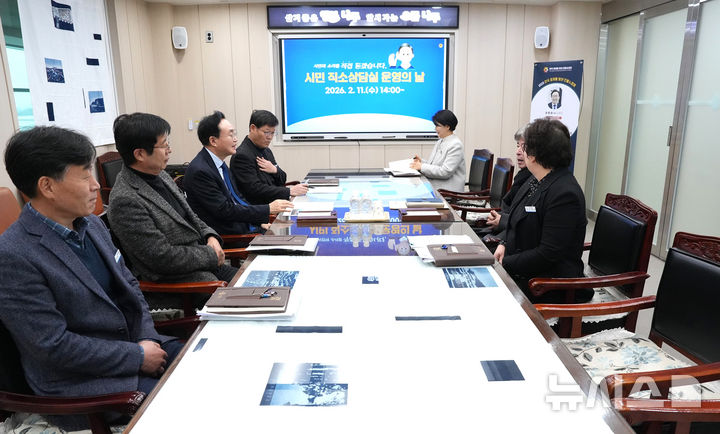 윤병태 나주시장(좌측 오른쪽 두 번쩨)이 시민 직소상담실 운영을 통해 민원인과 소통하고 있다. (사진=나주시 제공) photo@newsis.com