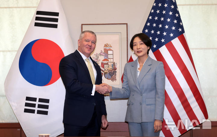 [서울=뉴시스] 추상철 기자 = 정의혜 외교부 차관보가 12일 오후 서울 종로구 외교부청사에서 마이클 디솜브레 미국 국무부 동아시아·태평량국 차관보와 면담하며 기념촬영을 하고 있다. (공동취재) 2026.03.12. photo@newsis.com