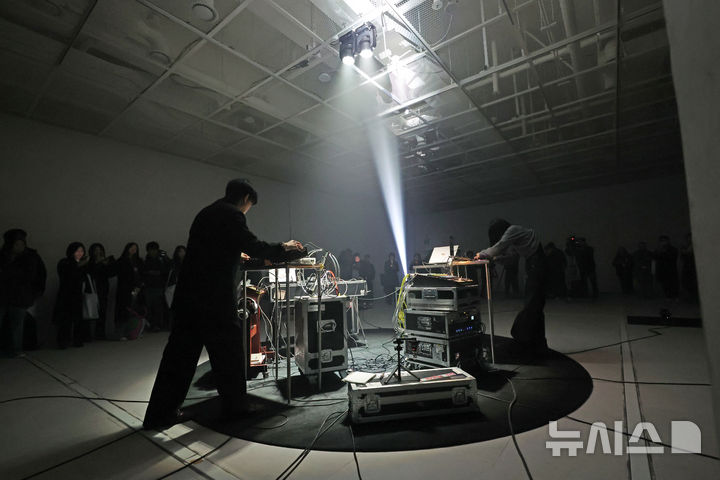 [서울=뉴시스] 박진희 기자 = 서울시립미술관은 8번째 신규 분관 서울시립 서서울미술관(Seo-Seoul Museum of Art)을 12일 개관했다. 사진은 그레이코드과 지인의 '공기에 관하여'. 공기에 관하여는 전자 음악을 연주하는 작품이다. 관객들은 공기의 진동을 매개로 소리의 파동이 펼쳐지는 낯선 풍경을 경험하며, 소리와 몸, 공간과 시간이 교차하는 순간을 마주한다. 2026.03.12. pak7130@newsis.com