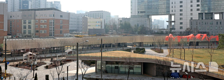 [서울=뉴시스] 박진희 기자 = 서울시립미술관은 8번째 신규 분관 서울시립 서서울미술관(Seo-Seoul Museum of Art)을 12일 개관했다. 서울 금천구에 위치한 서서울미술관은 서울시 최초 공공 미술관이자 새로운 매체와 언어를 실험하며 뉴미디어 아트의 미래를 열어가는 서울 서남권 첫 공립 미술관이다. 2026.03.12. pak7130@newsis.com