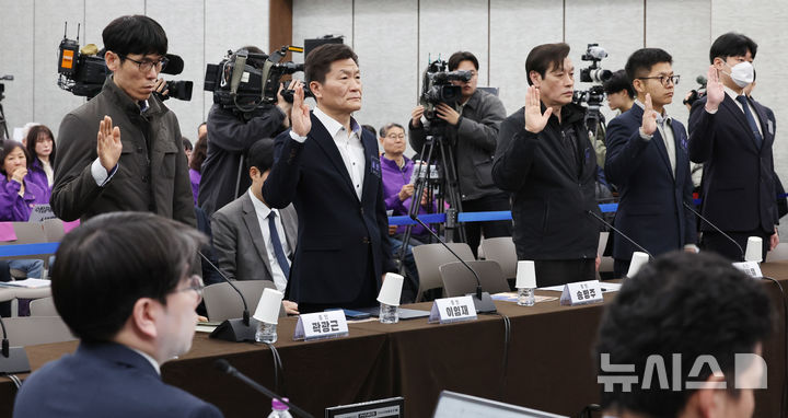 [서울=뉴시스] 박주성 기자 = 이임재 전 용산경찰서장과 송병주 전 용산경찰서 112치안종합상황실장을 비롯한 증인들이 12일 서울 중구 은행회관에서 열린 10·29 이태원참사 진상규명 청문회에서 증인선서를 하고 있다. 2026.03.12. park7691@newsis.com