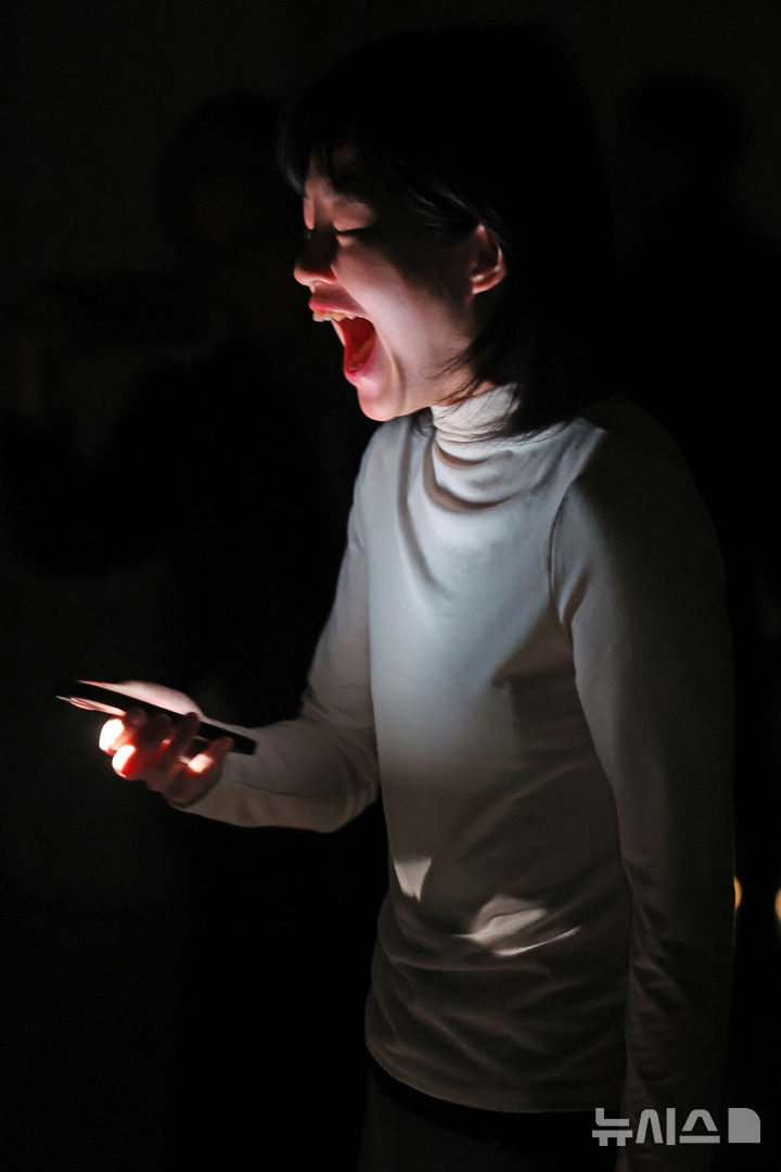 [서울=뉴시스] 박진희 기자 = 서울시립미술관은 8번째 신규 분관 서울시립 서서울미술관(Seo-Seoul Museum of Art)을 12일 개관했다. 서울 금천구에 위치한 서서울미술관은 서울시 최초 공공 미술관이자 새로운 매체와 언어를 실험하며 뉴미디어 아트의 미래를 열어가는 서울 서남권 첫 공립 미술관이다. 사진은 개관 퍼포먼스 황수현의 '세계'. 2026.03.12. pak7130@newsis.com