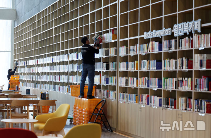 [서울=뉴시스] 홍효식 기자 = 서울시교육청이 용산구 후암동 신청사로 부서별 순차 이전을 내일(13일)부터 진행하는 가운데 12일 서울 용산구 신청사에서 관계자들이 이삿짐을 정리하고 있다. 2026.03.12. yesphoto@newsis.com