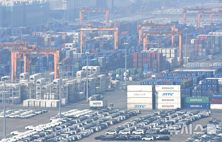 [평택=뉴시스] 김종택 기자 = 12일 경기 평택시 포승읍 평택항 야적장에 수출입 컨테이너가 쌓여 있는 모습. 2026.03.12. jtk@newsis.com