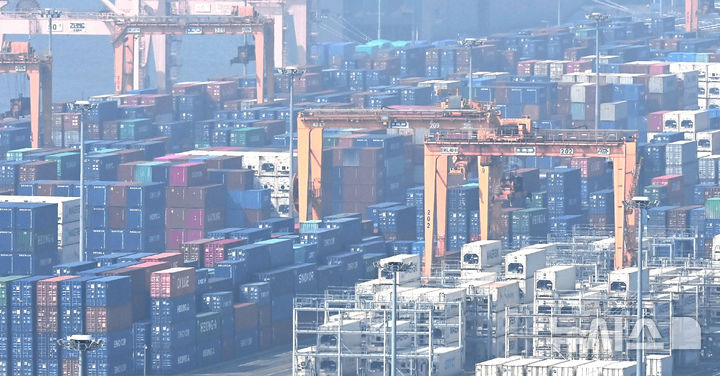 [평택=뉴시스] 김종택 기자 = 12일 경기 평택시 포승읍 평택항 야적장에 수출입 컨테이너가 쌓여 있는 모습. 2026.03.12. jtk@newsis.com