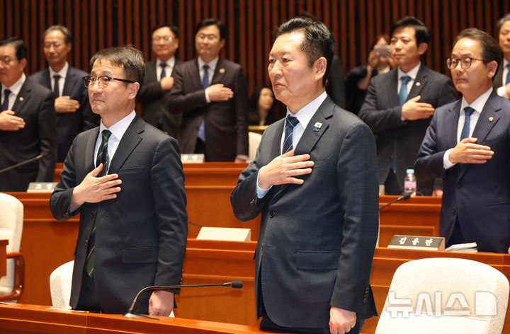 [서울=뉴시스] 조성봉 기자 = 정청래 더불어민주당 대표와 한병도 원내대표가 12일 오후 서울 여의도 국회에서 열린 의원총회에서 국민의례를 하고 있다. 2026.03.12. suncho21@newsis.com