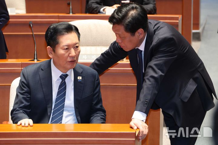 [서울=뉴시스] 조성봉 기자 = 정청래 전 더불어민주당 대표 12일 오후 서울 여의도 국회에서 열린 의원총회에서 조승래(오른쪽) 전 사무총장과 대화를 하고 있다. 2026.03.12. suncho21@newsis.com