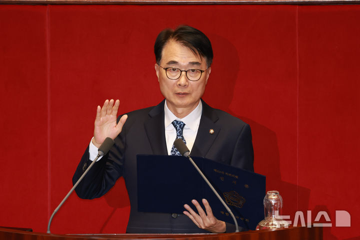 [서울=뉴시스] 고승민 기자 = 정을호 더불어민주당 전 의원의 청와대 정무비서관 발탁으로 비례대표직을 승계한 김준환 의원이 12일 서울 여의도 국회에서 열린 제433회 국회(임시회) 제1차 본회의에서 국회의원 선서를 하고 있다. 2026.03.12. kkssmm99@newsis.com