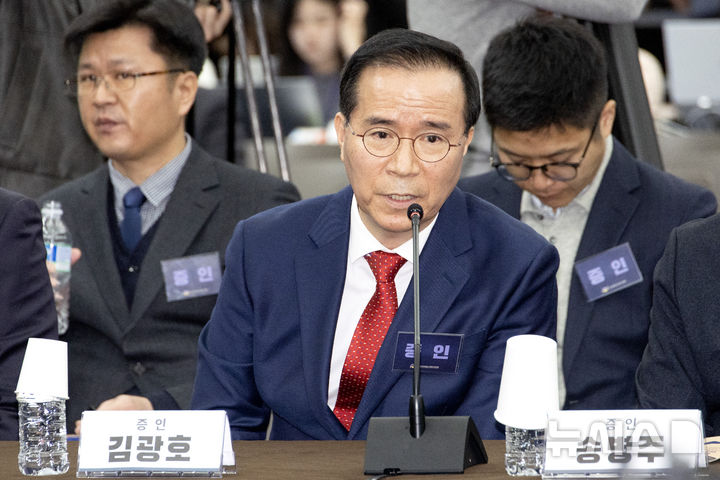 [서울=뉴시스] 박주성 기자 = 김광호 전 서울경찰청장이 12일 오전 서울 중구 은행회관에서 열린 10·29 이태원참사 진상규명 청문회에서 증인 선서를 거부 이유에 대해 밝히고 있다. (공동취재). 2026.03.12. photo@newsis.com