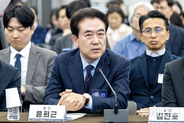 [서울=뉴시스] 박주성 기자 = '통일교 도박 수사 무마 의혹'을 수사하는 2차 종합특검(특별검사 권창영)이 윤희근 전 경찰청장의 PC를 확보했다. 사진은 지난 3월 12일 서울 중구 은행회관에서 열린 10·29 이태원참사 진상규명 청문회에서 심문 질의에 답하는 윤 전 청장. (공동취재). 2026.03.12. photo@newsis.com