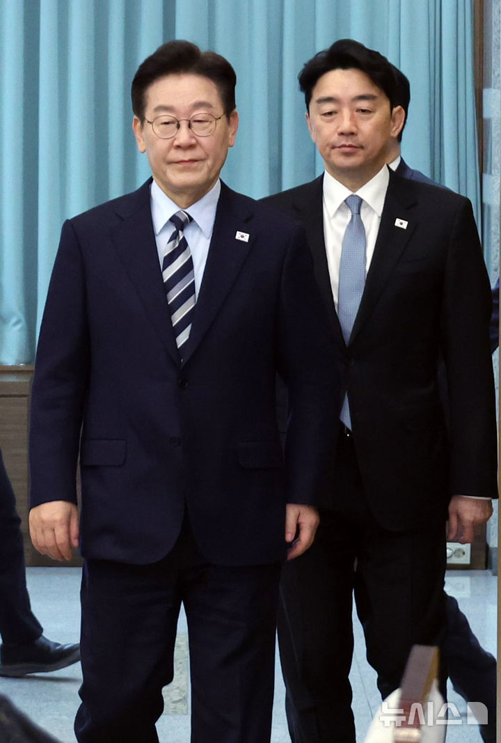 [서울=뉴시스] 고범준 기자 = 이재명 대통령이 12일 청와대에서 열린 수석보좌관회의에 입장하고 있다. 2026.03.12. bjko@newsis.com