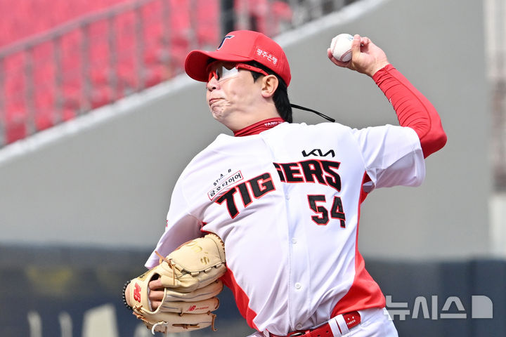 [광주=뉴시스] 이영주 기자 = 12일 오후 광주 북구 광주-기아챔피언스필드에서 열린 2026 KBO리그 시범경기 SSG랜더스 대 KIA타이거즈의 경기, 5회 초 KIA 양현종이 역투하고 있다. 2026.03.12. leeyj2578@newsis.com