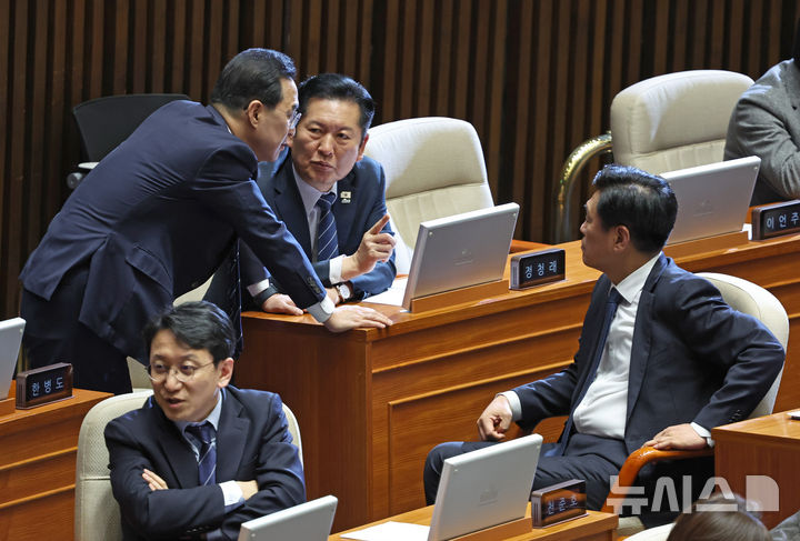 [서울=뉴시스] 김금보 기자 = 정청래 더불어민주당 대표가 12일 오후 서울 여의도 국회에서 열린 제433회국회(임시회) 제1차 본회의에서 박홍근 기획예산처 장관 후보자와 대화를 하고 있다. 2026.03.12. kgb@newsis.com